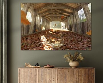 Glazen bol op zee van bladeren onder een houten brug in de herfstzon van Besa Art