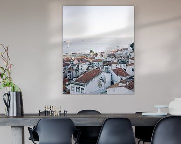 Uitzicht over Lissabon ᝢ wit stadszicht reisfotografie Portugal Europe photography print van Hannelore Veelaert