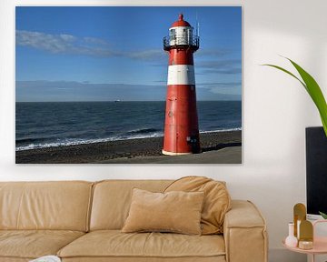 klassischer Leuchtturm an der Meeresküste bei Westkappele, Niederlande von Robin Verhoef