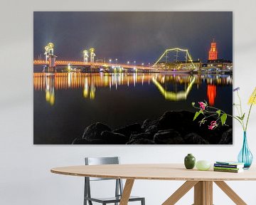 Stadsbrug en nieuwe toren in Kampen verlicht in oranje van Sjoerd van der Wal Fotografie