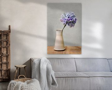 Vase mit blau-violetten Hortensien | Papierblumen | Stillleben | Fotografie von Mirjam Broekhof