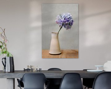 Vaas met blauw paarse Hortensia | Bloem van papier | Stilleven | Fotografie van Mirjam Broekhof