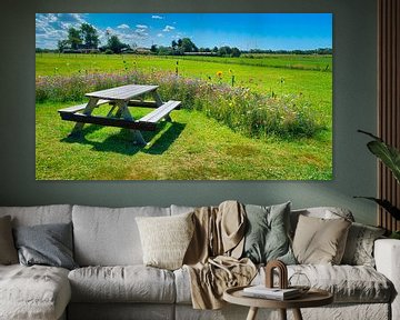 Picknick tafel omgeven met bloemenpracht van Digital Art Nederland