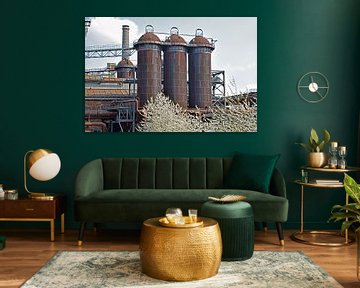 oude roestige silo's van een oud hoogovencomplex in Duitsland. Lapadu, Duisburg van Robin Verhoef
