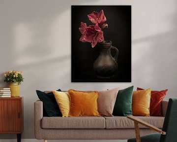 Nature morte avec Amaryllis en carafe sur Marjolein van Middelkoop