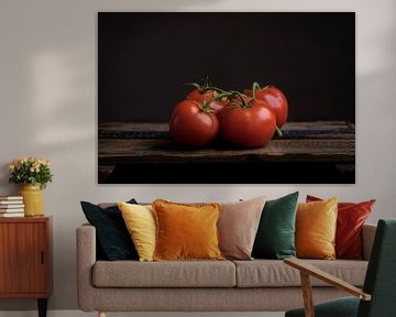 Tomaten op houten kist van Raoul van Meel