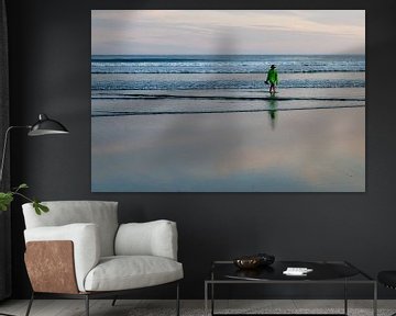 Jongen op het strand van Long Beach op Vancouver Island van Hans-Heinrich Runge