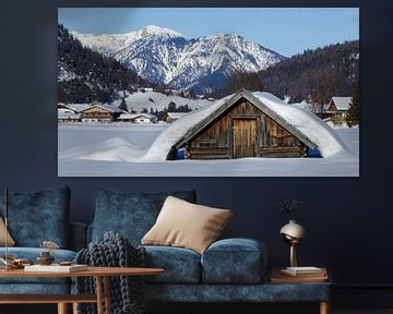 Besneeuwde hut voor de bergen en de blauwe lucht in Krün van Hans-Heinrich Runge