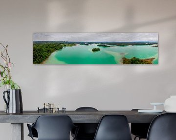 Luchtpanorama van de Osterseen met turquoise water en bos van Hans-Heinrich Runge