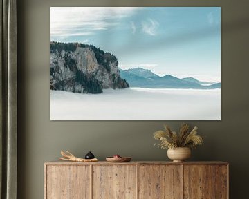 Berg met kleurrijk naaldbos boven de wolken in Dornbirn, Oostenrijk van Besa Art