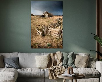 Alter Schuppen vor einem aufkommenden Gewitter bei Texel von Sjoerd van der Wal Fotografie