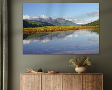 Glen Etive coloré en Ecosse avec le reflet des montagnes dans la rivière.