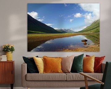 Farbenfrohes Glen Etive in Schottland mit Spiegelung der Berge im Fluß.