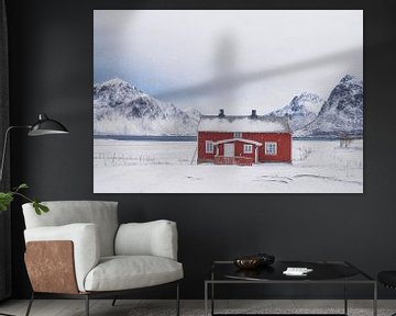 Das einsame rote Haus im Schneegestöber - Lofoten im Winter von Rolf Schnepp