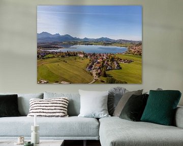 Panorama aérien de Hopfensee avec les Alpes et le ciel bleu en arrière-plan