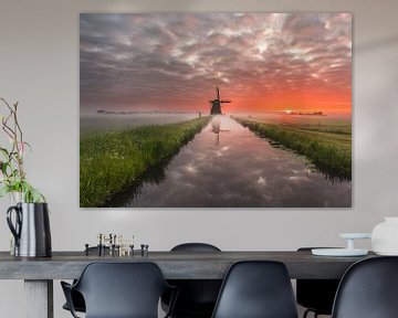 Magnifique moulin au lever du soleil dans le polder. sur Nick de Jonge - Skeyes