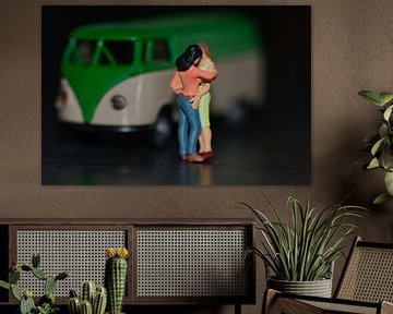 Verabschiedung im Dunkeln in einem Kleinbus mit lesbischen Miniaturen. von Jolanda de Jong-Jansen