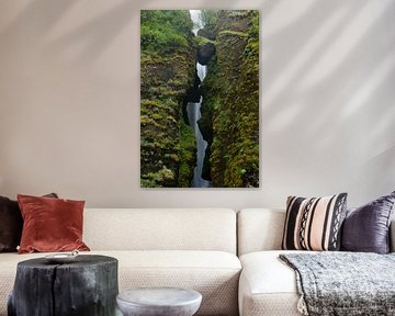 Waterval achter een rotsformatie bij Seljalandsfoss van Hans-Heinrich Runge