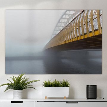 De gele brug in de mist