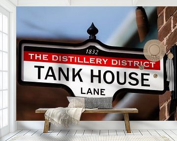 Uithangbord met tekst Tank House Lane van Jan van Dasler