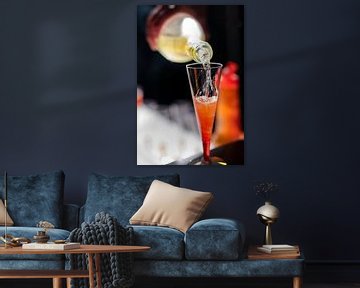 Cocktail rouge au champagne sur un bar. sur Jan van Dasler