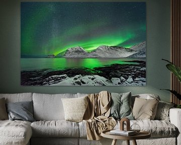 Aurora borealis boven een wintergebergte