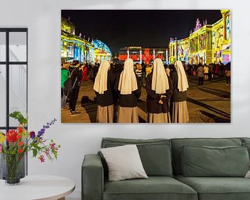 Vier nonnen bezoeken de Berlijnse Bebelplatz