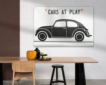 Schwarzer Volkswagen Käfer auf weißer Wand von Jan van Dasler