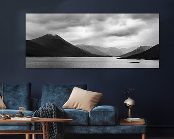 Aus dem Wasser ragende Berge in Schottland Schwarz-Weiß-Fotodruck