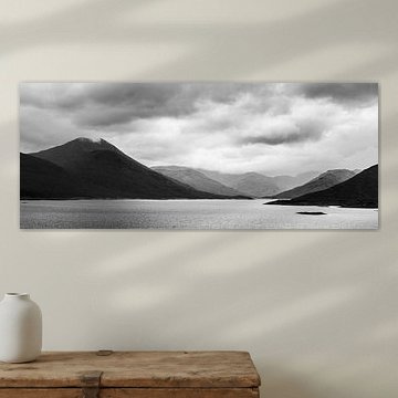 Aus dem Wasser ragende Berge in Schottland Schwarz-Weiß-Fotodruck von Manja Herrebrugh - Outdoor by Manja