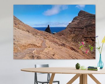 Wandelpad op roodbruine rotsen aan de oostkant van Madeira met zee en lucht op de achtergrond van Hans-Heinrich Runge