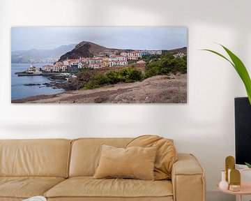 Panorama van een pittoresk dorpje aan de kust van Madeira van Hans-Heinrich Runge