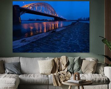 Brug over de rivier de Waal naar Lent van Nijmegen tijdens het ochtendgloren met donkerblauwe lucht  van Leoniek van der Vliet