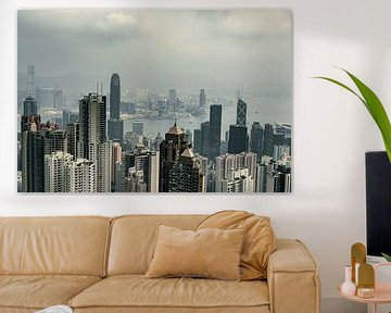 Donkere dag bij de skyline van Hong Kong van Mickéle Godderis