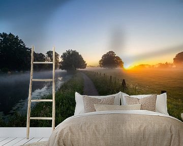 Mistige zonsopkomst bij het jaagpad op landgoed Rhijnauwen. van Arthur Puls Photography