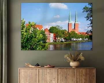 Historische huizen aan de Obertrave met de kathedraal van Lübeck, Lübeck, Sleeswijk-Holstein, Duitsl