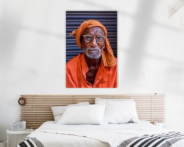 Oude Guru met bril in Oud Delhi van Leonie Broekstra