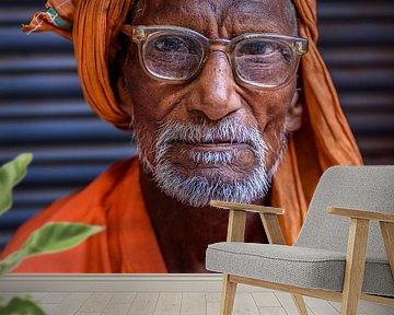 Oude Guru met bril in Oud Delhi van Leonie Broekstra