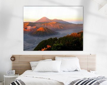 Prachtige zonsopgang bij de vulkaan Mount Bromo op Java van Thomas Zacharias