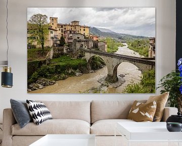 Castelnuovo di Garfagnana in de Toscane in Italie tijdens slecht weer en donkere wolken