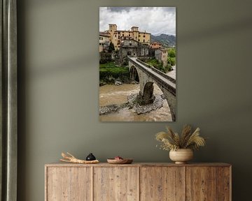 Castelnuovo di Garfagnana in der Toskana in Italien bei schlechtem Wetter und dunklen Wolken