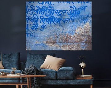 Textuur en blauw schilderwerk op een muur in Jodhpur, India van Teun Janssen