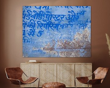 Textuur en blauw schilderwerk op een muur in Jodhpur, India van Teun Janssen