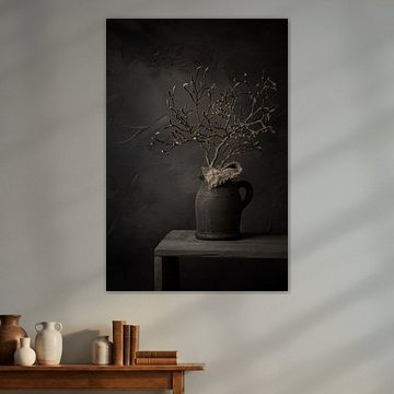 Stilleven met magnolia tak in knop in stenen kruik (verticaal)