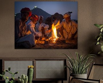 Des marchands de chameaux au feu de camp à Pushkar sur Teun Janssen