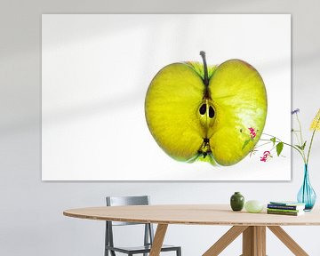 Disque de pomme verte isolé sur un fond blanc. sur Carola Schellekens