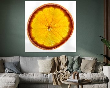 Schijfje sinaasappel geïsoleerd op een witte achtergrond. van Carola Schellekens