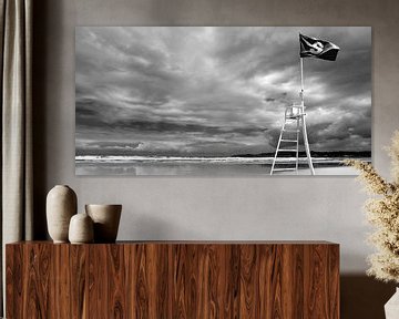 Strand mit herannahendem Sturm (schwarz-weiß) von Rob Blok
