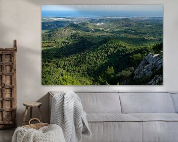 Uitzicht van Sant Salvador (Mallorca) naar het heuvelachtige landschap met de zee op de achtergrond