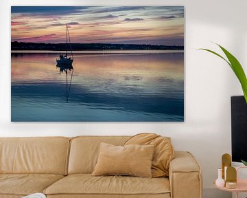 Segelboot bei der Einfahrt in den Hafen von Sydney (Kanada) vor malerischem Sonnenuntergang von Hans-Heinrich Runge